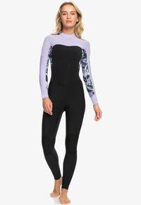 Une combinaison en néoprène noire avec des manches longues violettes et des accents floraux, fabriquée à partir d'un matériau flexible avec des renforts aux genoux.