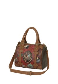 Sac en cuir marron avec un corps à motif rouge, orné de plusieurs écussons sur le thème du voyage, avec deux poignées supérieures et une bandoulière amovible.