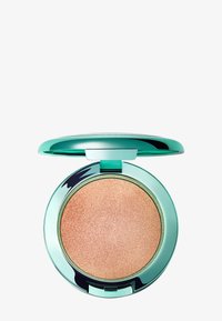 Kompaktowy bronzer w błyszczącej turkusowej plastikowej obudowie, zawierający okrągłą płytkę shimmery w jasnym odcieniu brązu o teksturowym wykończeniu.