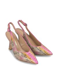 Scarpe con tacco a rocchetto in materiale metallico con motivo rettile, caratterizzate da dettagli rosa, punta appuntita e tacco grosso.