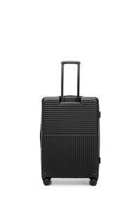Valise noire à coque rigide avec des rainures verticales, poignée extensible et quatre roulettes lisses pour une mobilité aisée.