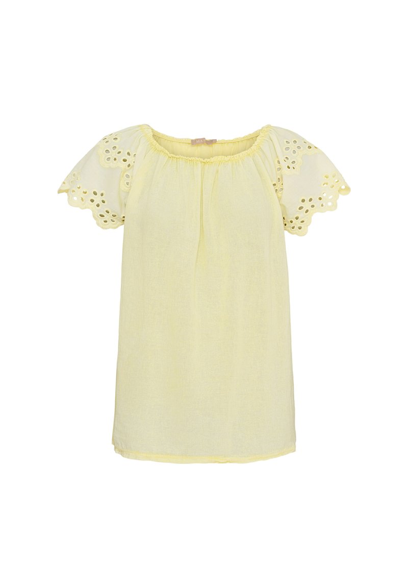 Gul bluse lavet af letvægtsstof, med korte, flagrende ærmer med hulmønster og en samlet halsudskæring.