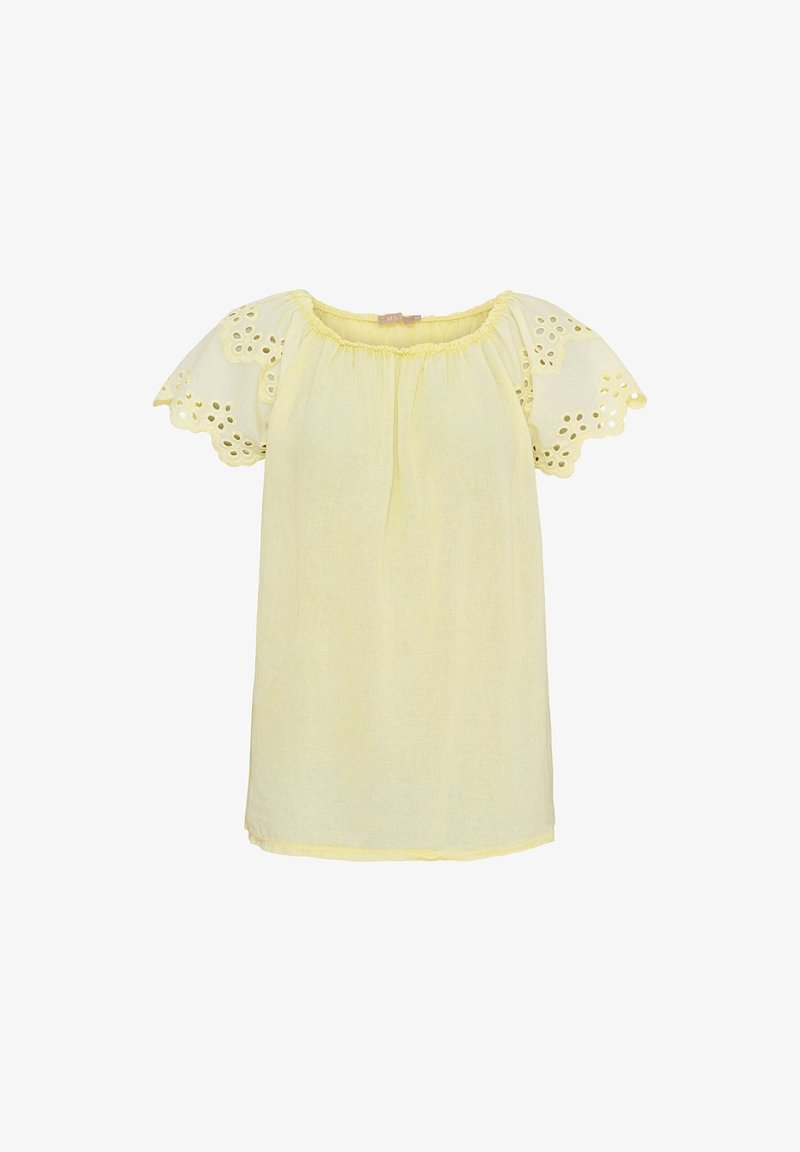 Gul bluse lavet af letvægtsstof, med korte, flagrende ærmer med hulmønster og en samlet halsudskæring.