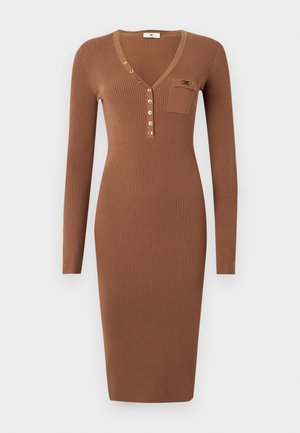 Robe midi à manches longues en tricot côtelé marron avec un décolleté en V, des boutons dorés et une poche poitrine ornée d'un petit fermoir décoratif.