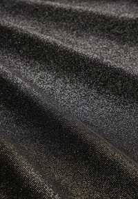 Tissu noir texturé avec un éclat métallique, présentant un motif subtil. La surface semble lisse et réfléchissante avec de fins fils scintillants.