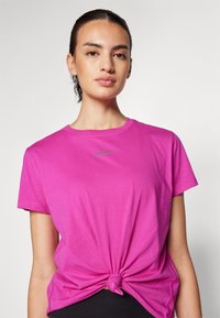 DKNY MINI STUD LOGO KNOT FRONT TEE - Marškinėliai su spaudiniu - orchid glow
