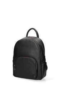 Zaino in pelle nera con texture, maniglia superiore, tasca frontale con zip, tasche laterali e doppie cerniere argentate sul compartimento principale.