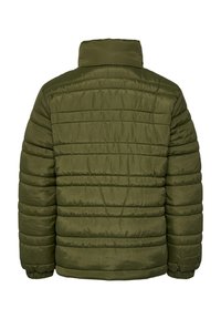 Vadderad olivgrön jacka med hög krage, som har horisontella sömmar och elastiska manschetter. Strukturerad, glänsande yta.