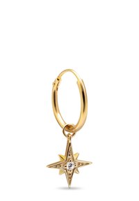 Pendiente de aro de oro con un charm en forma de estrella que presenta una gema transparente en el centro y acentos decorativos en forma de puntos en la superficie de la estrella.