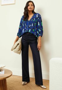 Love & Roses RUFFLE V NECK 3/4 SLEEVE BUTTON THROUGH PETITE - Camicia - blue