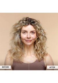 Avant et après une transformation capillaire montrant des cheveux blonds, volumineux et bouclés. Le côté gauche est frisé, tandis que le côté droit présente des boucles lisses et définies.