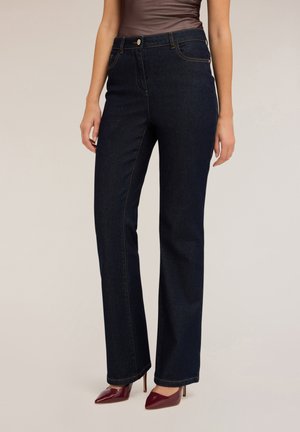 Jeans de mezclilla de tiro alto y pierna ancha en azul oscuro, con costuras en contraste y bolsillos delanteros. Textura suave, ajuste entallado.
