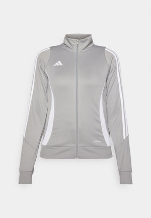 Šedá sportovní bunda s vysokým límcem, bílými postranními panely a třemi pruhy na rukávech. Obsahuje zip po celé délce vpředu a texturovanou látku.