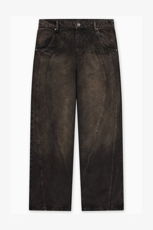Mörkblå jeans med vida ben, en unik böjd design, sliten textur och kontrastsömmar, med vanliga fickor och metallbeslag.