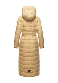 Manteau rembourré long, beige, avec capuche, taille cintrée et motif matelassé horizontal. Doté de manches longues avec poignets contrastés et d'une étiquette de logo.