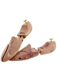 Holzschuhspanner aus rosa Zedernholz, mit glatter Oberfläche, geschwungener Form und goldenen Metallelementen zur Größenanpassung.