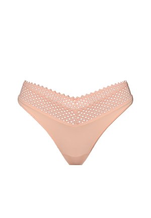 Perzikkleurige string met een geschulpte kanten band met uitgeknipte stippenpatronen, gladde stof en een lage taille.