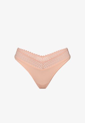 Perzikkleurige string met een geschulpte kanten band met uitgeknipte stippenpatronen, gladde stof en een lage taille.