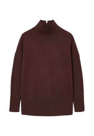 Brun strikket turtleneck sweater med ribbet tekstur, løs pasform og en kvart lynlås detalje bag på halsen.