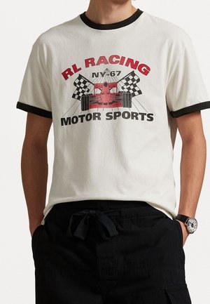 Biała koszulka z czarną lamówką z czerwonym samochodem wyścigowym, szachownicowymi flagami i tekstem "RL Racing NY 67 Motor Sports".