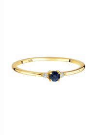 Bague en or jaune avec un saphir rond central, flanqué de deux petites diamants, bande lisse, design simple, et poinçon "375" visible.