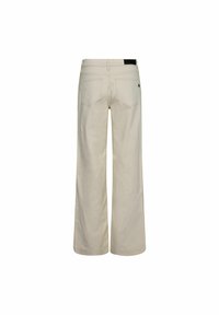 Pantaloni beige a gamba larga con vita alta, due tasche posteriori e una texture liscia. Presentano un'etichetta nera in vita.
