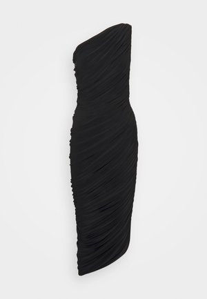 Abito nero a spalla unica con tessuto arricciato. Silhouette aderente, lunghezza midi, texture liscia e accenti di design minimi.