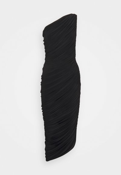 Czarna sukienka na jedno ramię z marszczonym materiałem. Dopasowany krój, midi długość, gładka tekstura i minimalne akcenty w designie.