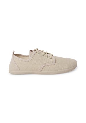 Beige afslappet snøresneaker med vævet stofoverdel, gummisål og trækflig på hælen, vist fra ydersiden.