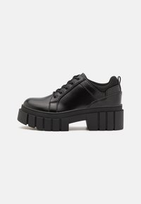 Zwarte leren platform schoenen met een stevige blokhak, ronde neus en een traditionele vetersluiting. Kenmerkt zich door een gladde textuur en minimale details.