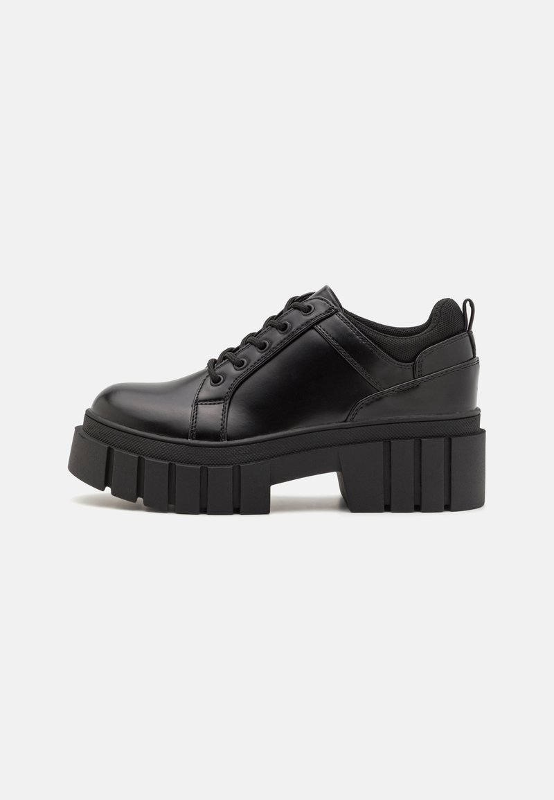 Zwarte leren platform schoenen met een stevige blokhak, ronde neus en een traditionele vetersluiting. Kenmerkt zich door een gladde textuur en minimale details.