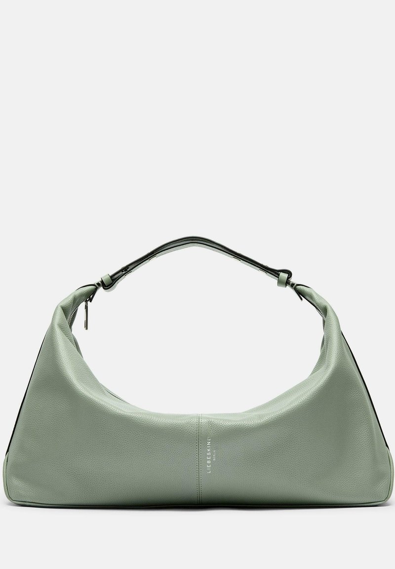 Grüne Ledertasche mit gebogener Form, glatter Textur und kontrastierenden schwarzen Akzenten. Verfügt über einen einzigen Griff und das Markenlogo.