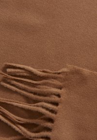 Bruine wollen sjaal met een zachte textuur en franjes. De stof heeft een gladde, warme uitstraling, ideaal voor koud weer.