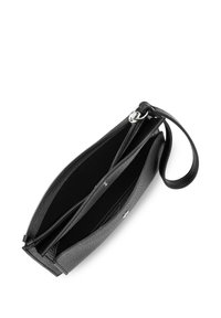 Pochette en cuir noir avec une surface texturée, fermeture éclair et sangle pour poignet. L'intérieur présente une finition lisse avec deux compartiments.