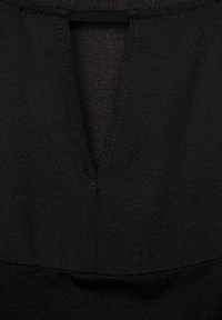 Schwarzer Stoff mit einem V-förmigen Ausschnitt und einem geschlungenen Stoffdetail in der Mitte des Ausschnitts.