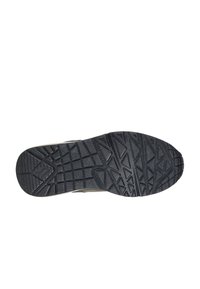 Sola di sneaker in gomma nera con un motivo di battistrada testurizzato e scanalature angolari; presenta un bordo di colore chiaro lungo il margine.