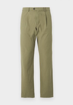 Pantalones verde oliva fabricados en una mezcla de algodón, con un corte recto relajado, pliegues delanteros y un cierre de botón único en la cintura.