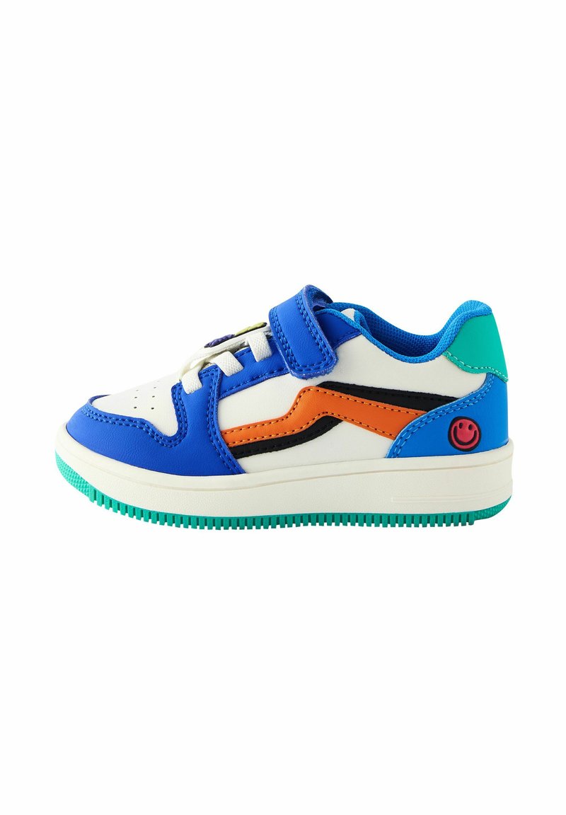 Baskets bleues et blanches avec une sangle velcro, accents orange et noir, semelle en caoutchouc texturé, et un petit logo de smiley sur le talon.