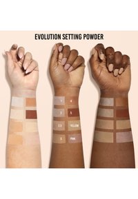 Tre armer som viser swatcher av Evolution Setting Powder i forskjellige nyanser, merket 1 til 5, inkludert 'GUL' og 'ROSA' alternativer.