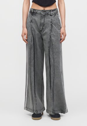 adidas Originals, PLEATS WIDE LEG PANTS - Дънки със свободна кройка - washed grey denim