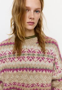 Pletený svetr v krémové barvě s růžovými a zelenými vzory, kulatým výstřihem, texturovanou látkou a volným střihem.
