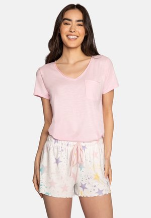 Ljusrosa V-ringad T-shirt med korta ärmar, tillsammans med vita shorts med dragsko som har flerfärgade stjärnmönster och stänk-effekter.