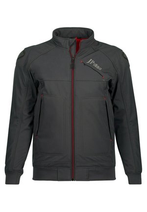 Grijze jas met een hoge kraag, rode rits en stiksels. Beschikt over borst- en zijzakken, met gewatteerde schouders en accenten.