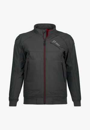 Grijze jas met een hoge kraag, rode rits en stiksels. Beschikt over borst- en zijzakken, met gewatteerde schouders en accenten.