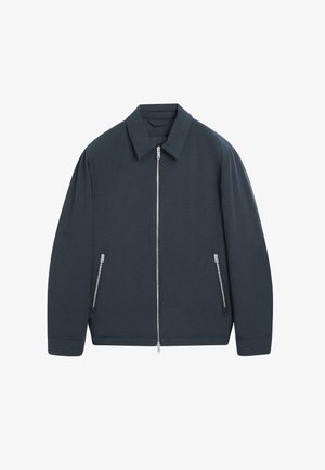 Námořnicky modrá bunda z bavlněné směsi, s předním zipem, dvěma bočními kapsami na zip a klasickým límcem.