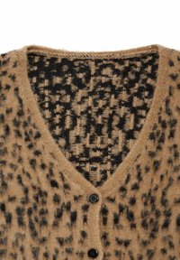 Tijger patroon tan cardigan met een V-hals, voorzien van een gestructureerde zwarte binnenvoering en zwarte knopen. Van zacht wolmateriaal.
