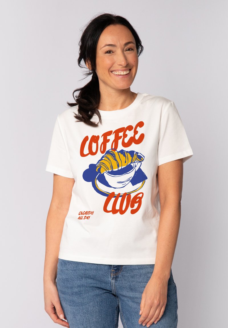 Witte katoenen t-shirt met een kleurrafische afbeelding van een croissant en een koffiekop met de tekst "COFFEE CLUB." Casual fit, korte mouwen.