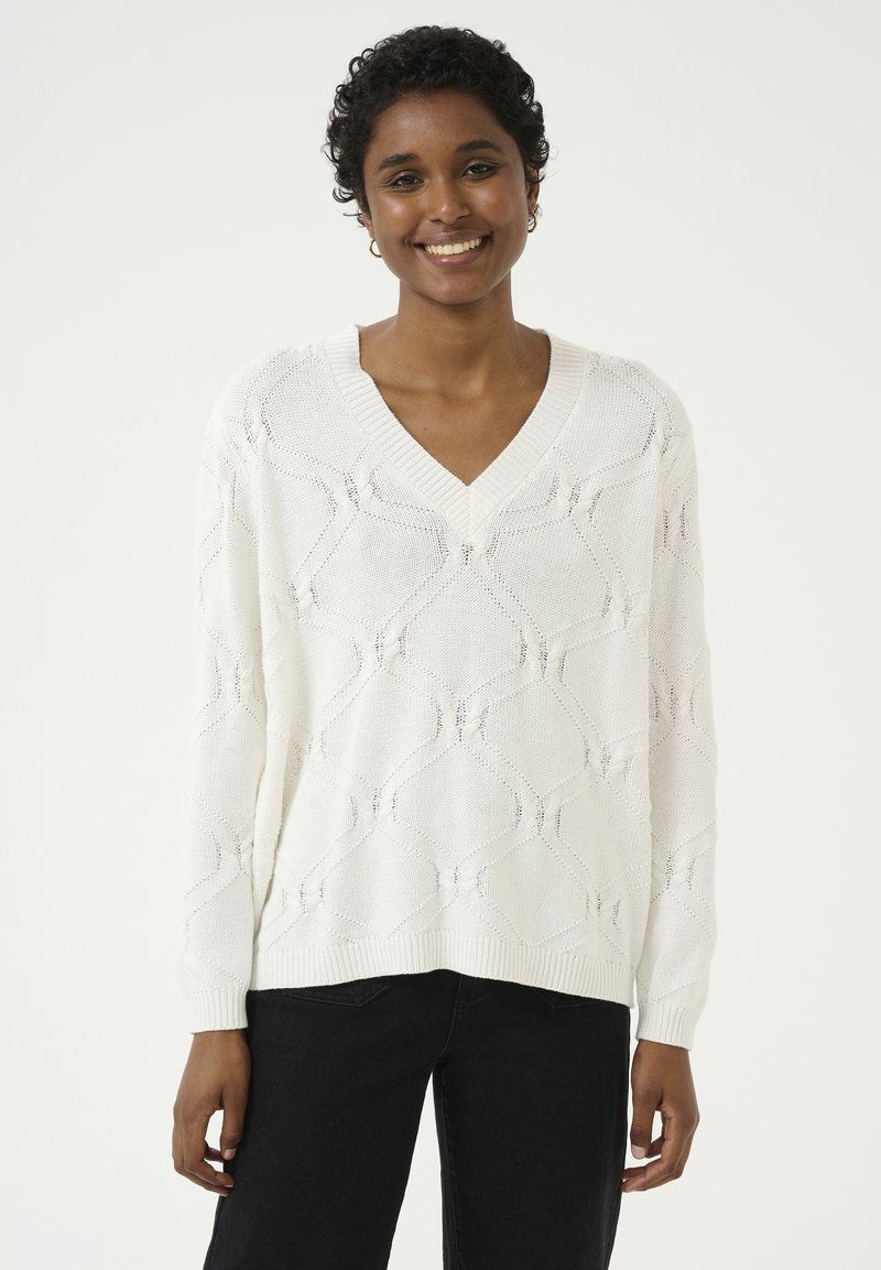 Hvid strikket sweater med V-hals, løs pasform, diagonalt mønster og ribbet kant ved ærmerne og kanten.