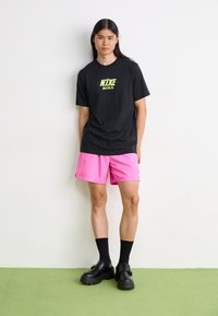 Nike Sportswear CLUB FLOW - Šortai - playful pink/(white)