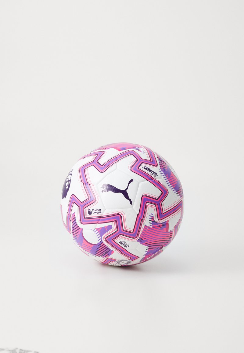 Fodbold med hvide, pink og lilla geometriske mønstre, glat tekstur og logo detaljer. Designet inkluderer hexagonale paneler.